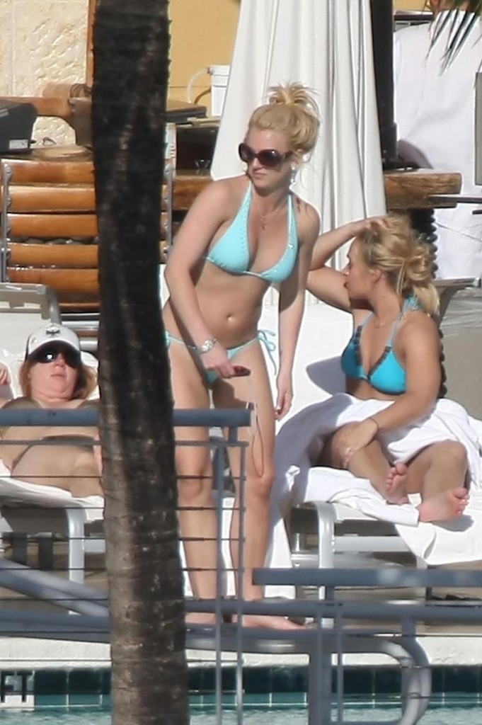 britney-spears-blue-bikini britney-spears-blue-bikini