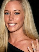 Kendra Wilkinson posing