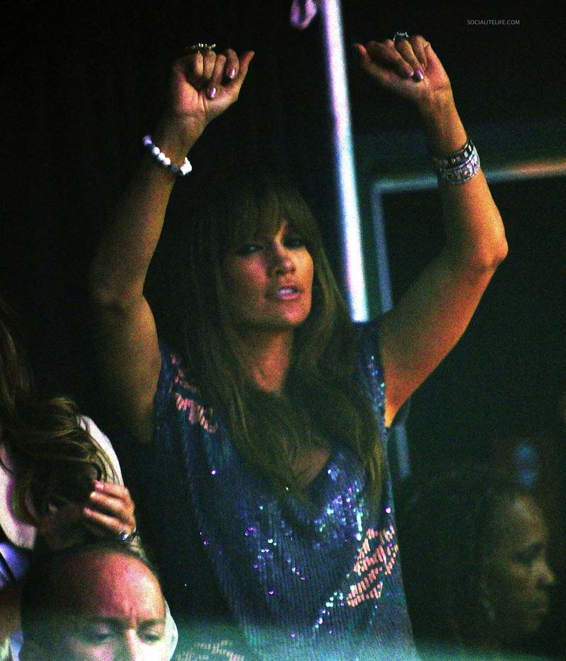 Jennifer Lopez dances Jennifer Lopez dances