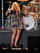 Jessica Simpson shows legs