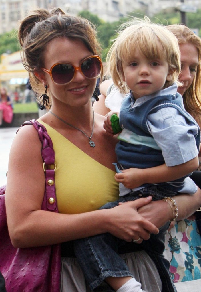 Britney Spears hard nipples Britney Spears hard nipples