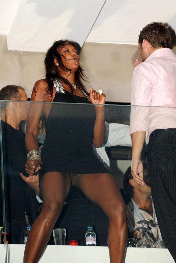 Naomi Campbell pussy upskirt