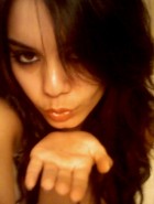 Vanessa Hudgens kiss