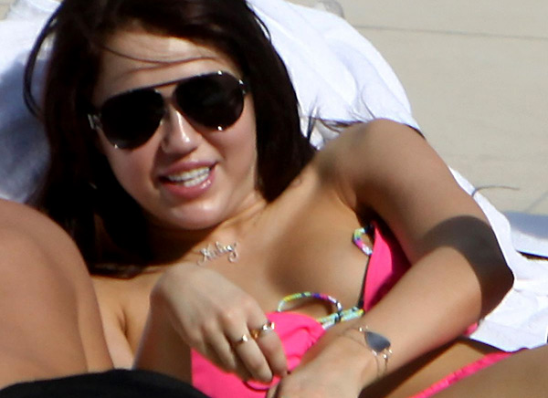 Miley Cyrus nipple slip mileycyrusnippleslip2jpg
