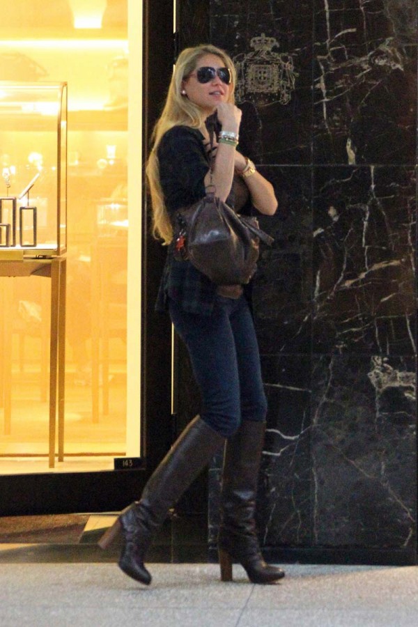 Anna Kournikova shoping Anna Kournikova shoping