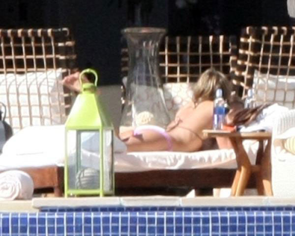 Jennifer Aniston hot