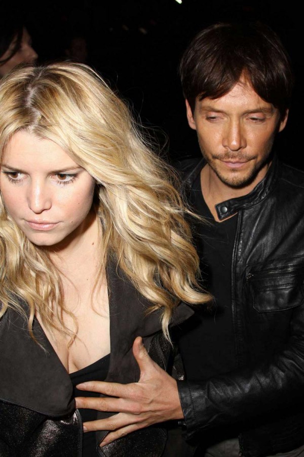 Jessica Simpson grabbed boobs Jessica Simpson grabbed boobs
