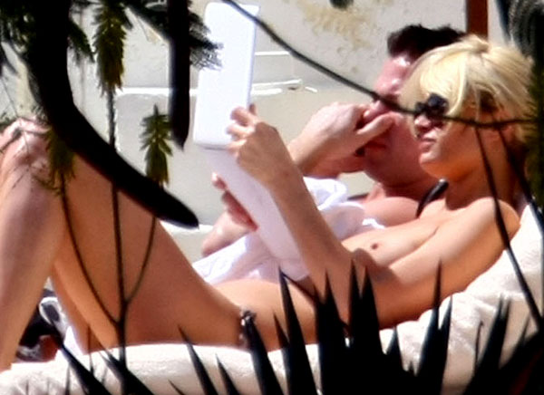 Paris Hilton topless Paris Hilton topless