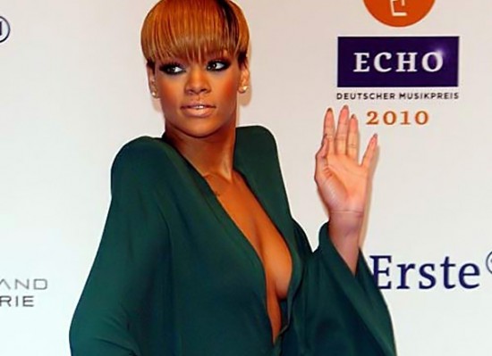 Rihanna sideboob