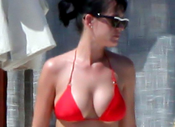 Here is Katy Perry perfect body in hot red bikini in Mexico 