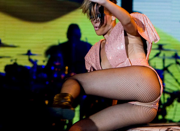 Rihanna flashes booty