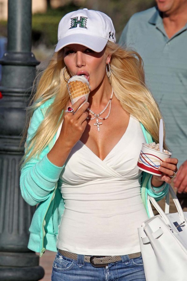 Heidi Montag licks ice cream Heidi Montag licks ice cream