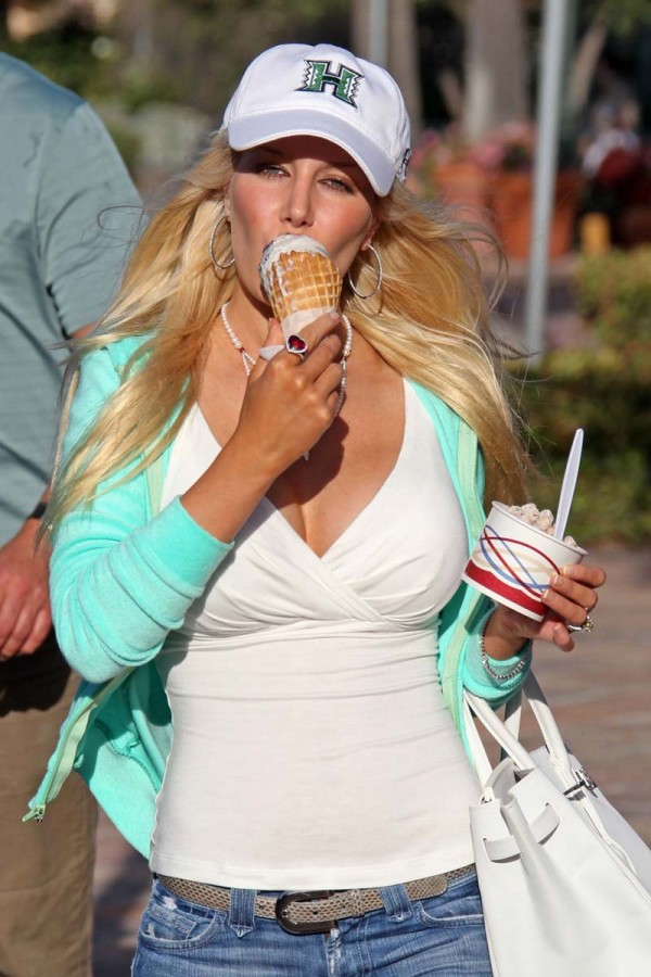 Heidi Montag licks ice cream Heidi Montag licks ice cream