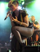 Rihanna rocks out Rihanna rocks out