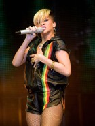 Rihanna rocks out Rihanna rocks out