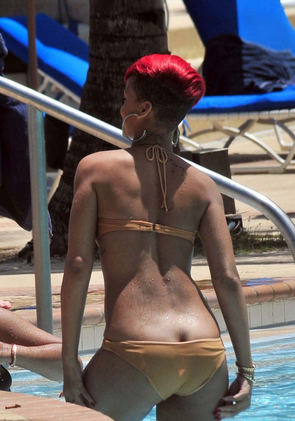 Rihanna ass cleavage Rihanna ass cleavage