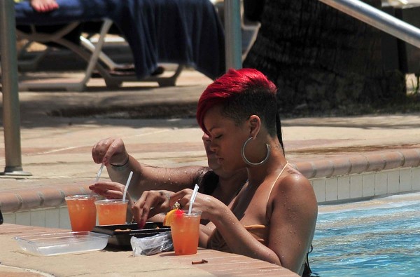 Rihanna boobs Rihanna boobs