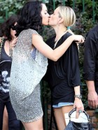Katy Perry lesbian kiss Katy Perry lesbian kiss