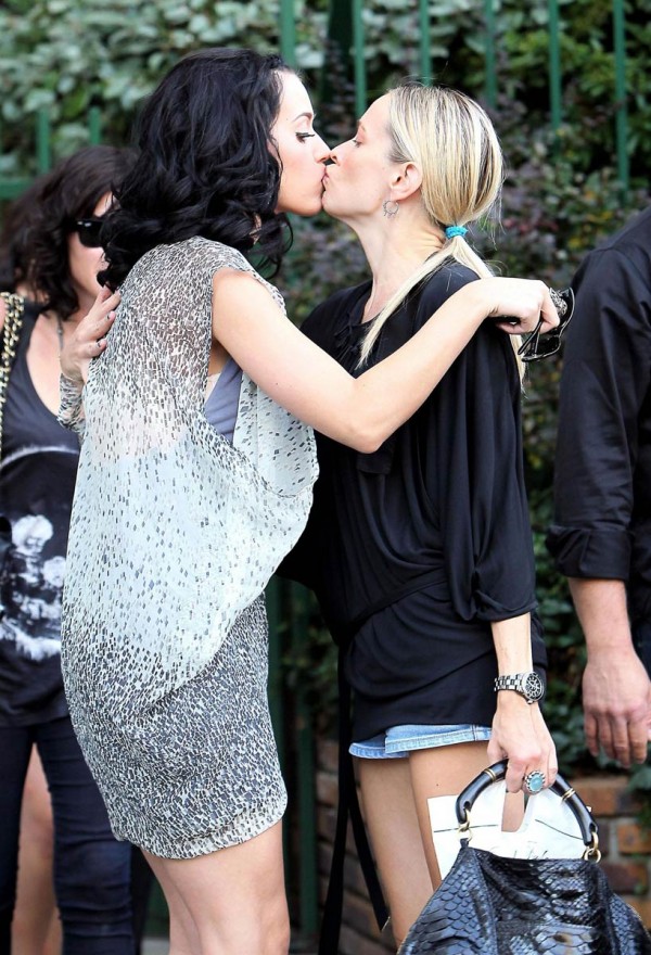 Katy Perry lesbian kiss Katy Perry lesbian kiss