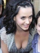 Katy Perry lesbian kiss Katy Perry lesbian kiss
