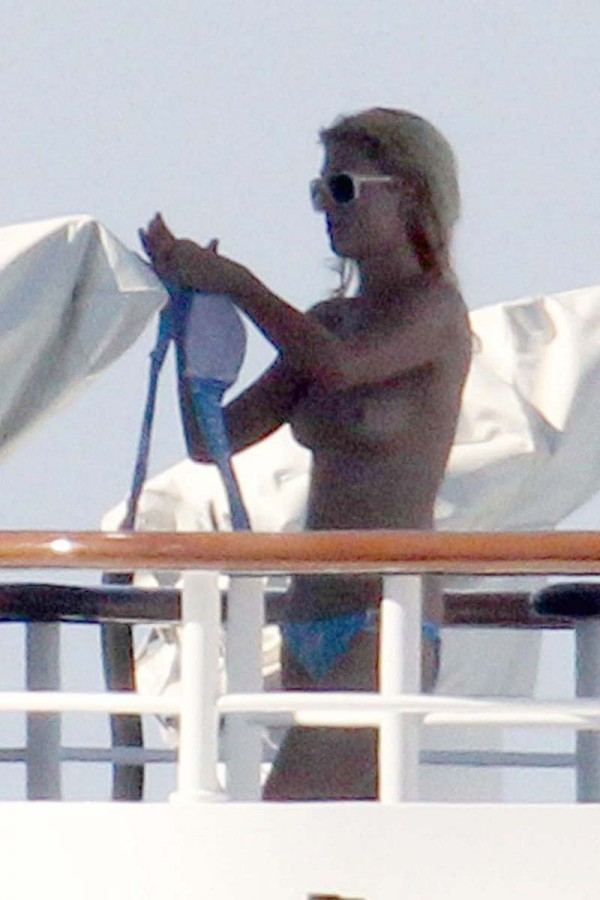 Paris Hilton boobs