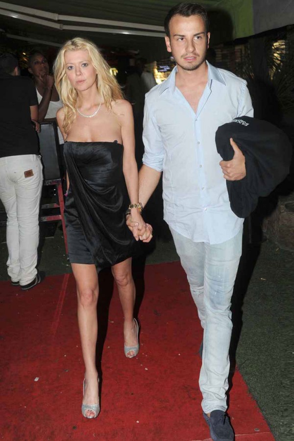 Tara Reid legs Tara Reid legs