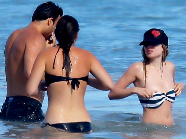 Avril Lavigne nipple slip