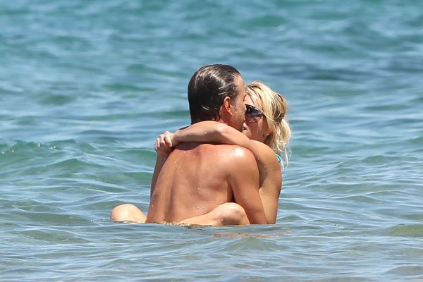 Britney Spears nipples in a bikini Britney Spears nipples in a bikini