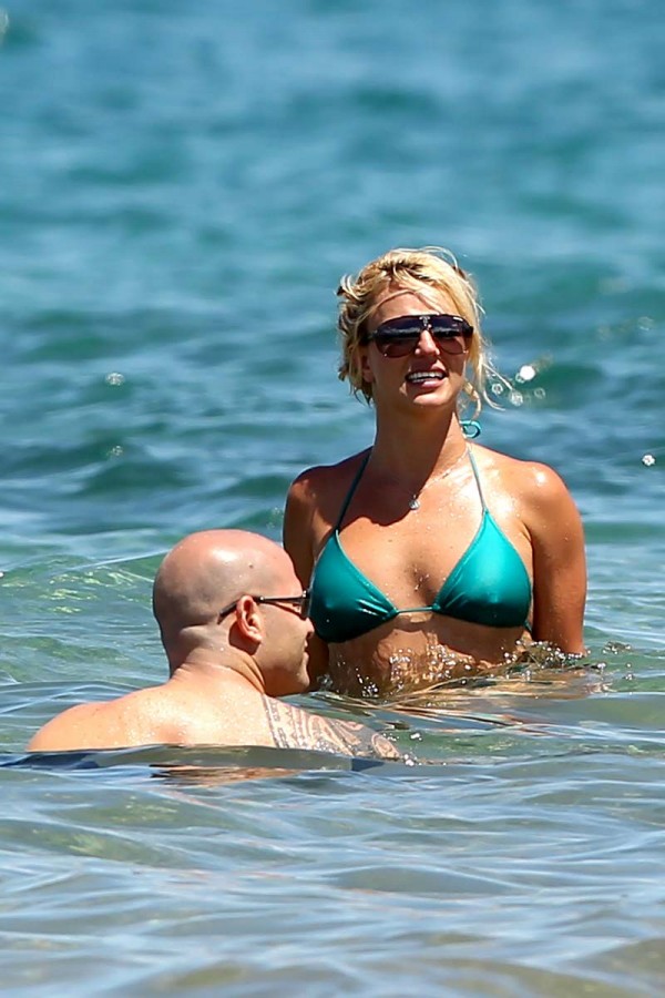 Britney Spears nipples in a bikini Britney Spears nipples in a bikini