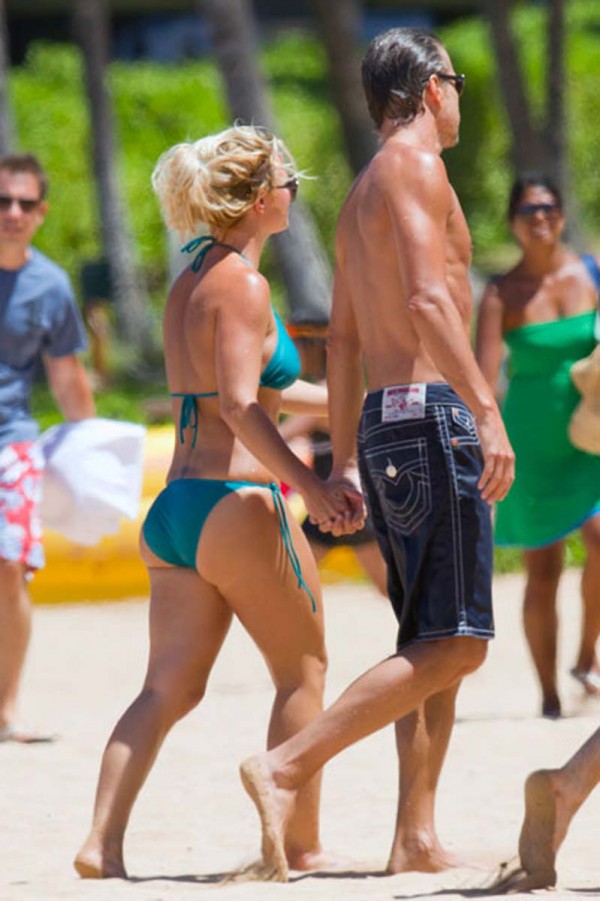 Britney Spears nipples in a bikini Britney Spears nipples in a bikini