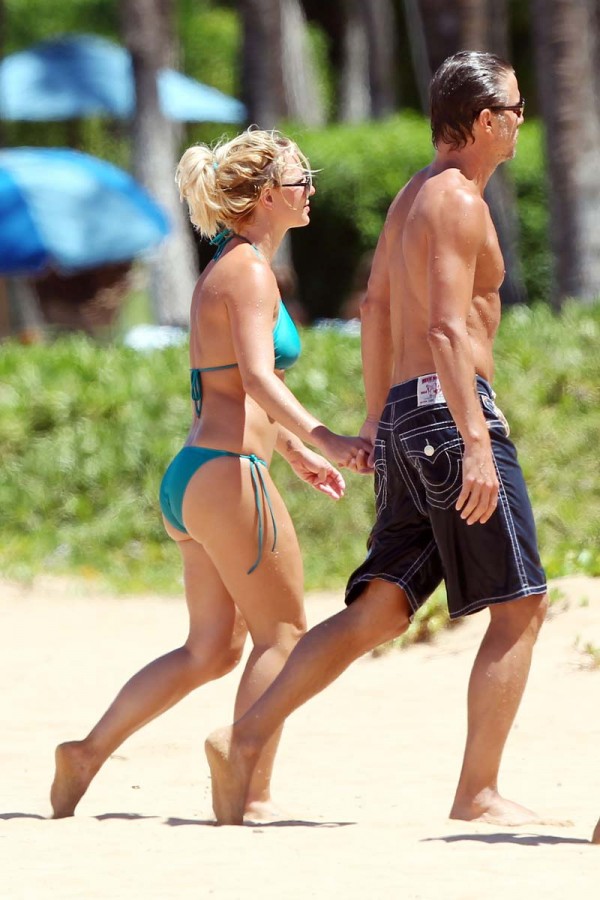 Britney Spears nipples in a bikini