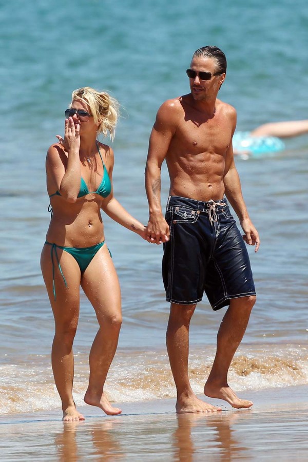 Britney Spears nipples in a bikini