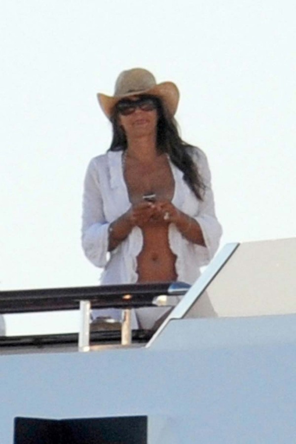 Elizabeth Hurley hot in bikini