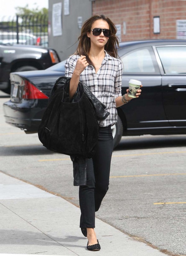 Jessica Alba sexy mom