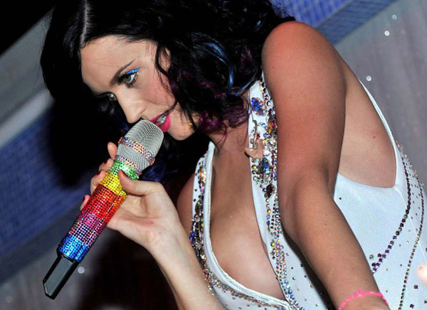 Katy Perry finally showed a little more than her big juicy cleavage Katy Perry finally showed a little more than her big juicy cleavage
