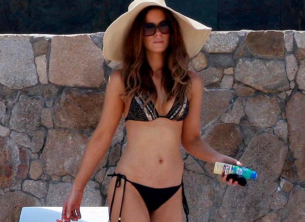 Here is Kate Beckinsale on her vacation in Mexico hanging out in little