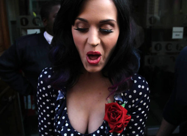 Here is Katy Perry signing autographs the other day and giving us fantastic