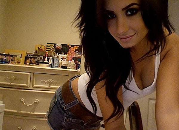 Here is some superhot twitter pic of Demi Lovato in some extra short shorts