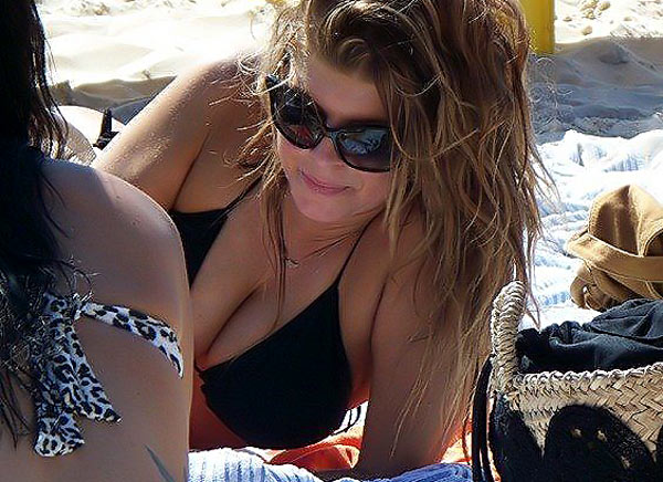Here are some Fergie bikini pictures snapped candidly on the beaches of Rio
