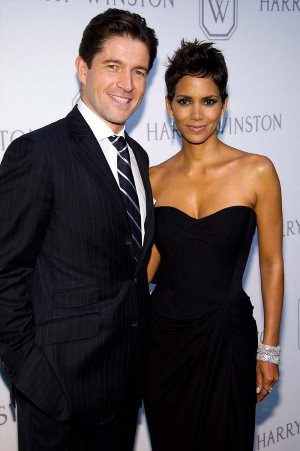 Halle Berry hot milf boobs Halle Berry hot milf boobs