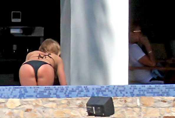 Jennifer Aniston black bikini Jennifer Aniston black bikini