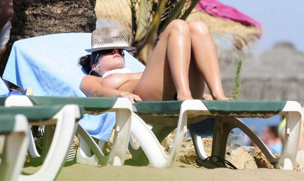 Lucy Pinder Candid Beach Pics Lucy Pinder Candid Beach Pics