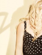 Britney Spears crouch