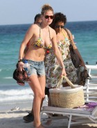 Doutzen Kroes hot in bikini