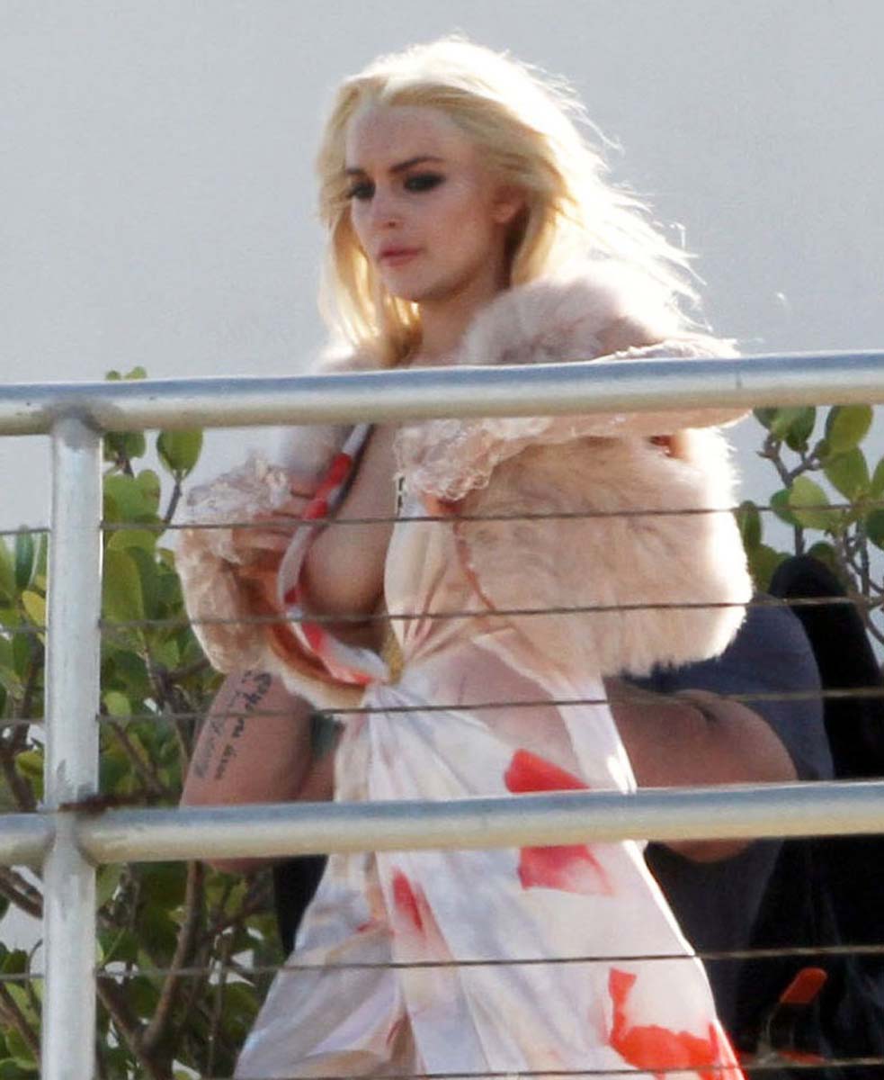 see me strip naked boob lindsay lohan moment oops slip video