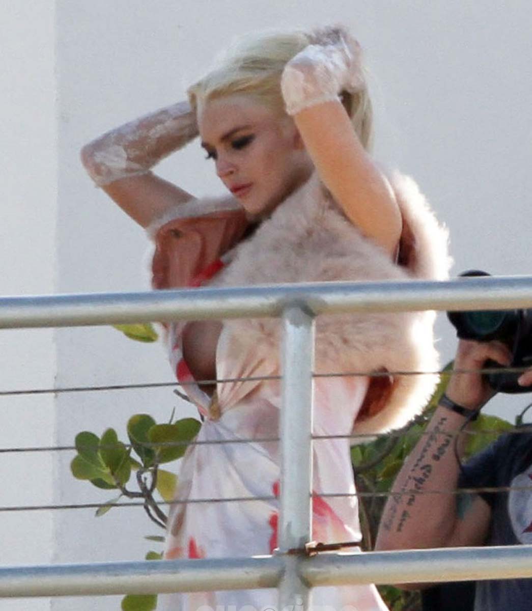 girl moaning porn gifs boob lindsay lohan moment oops slip video