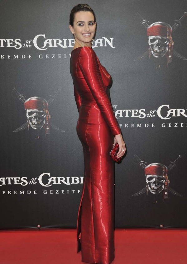 Penelope Cruz nipples in tight dress Penelope Cruz nipples in tight dress
