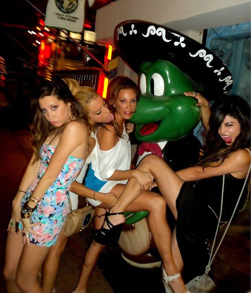 Vanessa Hudgens and Ashley Tisdale hot pics