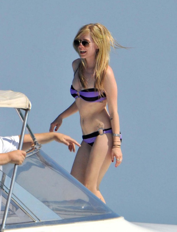 avrillavignebikini7jpg