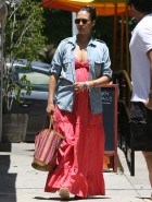 Jessica Alba pregnant cleavage